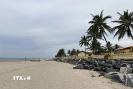 Bãi tắm được hồi sinh trước mặt một khu nghỉ dưỡng trước đây phải dùng đá hộc bảo vệ bờ tường trước sự xâm thực của sóng biển ở Đà Nẵng. (Ảnh: Đỗ Trưởng/TTXVN)