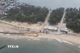 Công trình kè mềm được Huế triển khai xây dựng gần với điểm sạt lở ở biển Thuận An. (Ảnh: Văn Dũng/TTXVN)