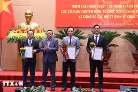 Phó Bí thư Thường trực Thành ủy Hà Nội Nguyễn Văn Phong trao quyết định điều động cán bộ. (Ảnh: Văn Điệp/TTXVN)