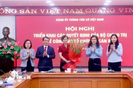 Tập thể lãnh đạo TTXVN chúc mừng đồng chí Vũ Việt Trang, Ủy viên Ban Thường vụ Đảng ủy các cơ quan Đảng Trung ương, Phó Trưởng Ban Tuyên giáo và Dân vận Trung ương, Bí thư Đảng ủy, Tổng Giám đốc, Chủ tịch Liên Chi hội nhà báo Thông tấn xã Việt Nam. (Ảnh: Phạm Kiên/TTXVN)