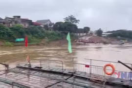 Tạm dừng vận hành phà quân sự qua khu vực cầu Phong Châu do nước sông dâng cao