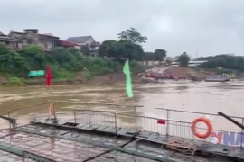 Tạm dừng vận hành phà quân sự qua khu vực cầu Phong Châu do nước sông dâng cao
