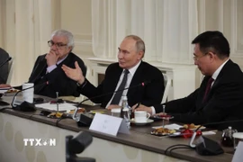 Tổng thống LB Nga Vladimir Putin trả lời phỏng vấn tại cuộc gặp với Trưởng đoàn đại biểu các Hãng thông tấn OANA và đại diện cơ quan truyền thông lớn trên thế giới. (Ảnh: Quang Vinh/TTXVN)