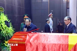Đoàn đại biểu Ban Chấp hành Trung ương Đảng do Thủ tướng Phạm Minh Chính dẫn đầu vào viếng nguyên Phó Chủ tịch Hội đồng Bộ trưởng Đoàn Duy Thành. (Ảnh: Phạm Kiên/TTXVN)