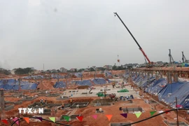 Nhà đầu tư huy động số lượng lớn nhân lực, vật lực "3 ca 4 kíp" thi công tại hạng mục Nhà ga hành khách VIP dự án Cảng Hàng không Quốc tế Gia Bình. (Ảnh: Thanh Thương/TTXVN)
