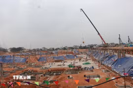 Nhà đầu tư huy động số lượng lớn nhân lực, vật lực "3 ca 4 kíp" thi công tại hạng mục Nhà ga hành khách VIP dự án Cảng Hàng không Quốc tế Gia Bình. (Ảnh: Thanh Thương/TTXVN)