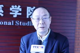 Giáo sư Kim Xán Vinh, Phó Viện trưởng Học viện Quan hệ quốc tế thuộc Đại học Nhân dân Trung Quốc trả lời phỏng vấn phóng viên TTXVN. (Ảnh: Quang Hưng/TTXVN)