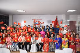 Kiều bào vùng Đông Bắc Thái Lan dự lễ kỷ niệm 50 năm thống nhất đất nước. (Ảnh: TTXVN phát)