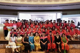 Bà Maggie Xia, Hiệu trưởng (hàng đầu, ngồi giữa, áo đầm vàng) và các thầy cô chụp lưu niệm cùng các em học sinh khoá học Singapore Cambridge O-Level. (Nguồn: Vietnam+)