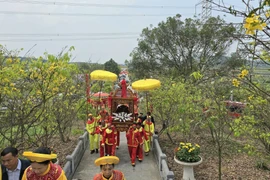 Các bô lão và nhân dân địa phương trang trọng thực hiện nghi thức rước nước vào Thái Miếu để làm lễ bao sái và dâng cúng, mở đầu cho mùa lễ hội linh thiêng tại di sản thế giới. (Ảnh: Thanh Vân/TTXVN)