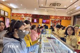 Thị trường vàng Thành phố Hồ Chí Minh giao dịch khá sôi động trong thời điểm giá vàng tăng sốc. (Ảnh: Hứa Chung/TTXVN)