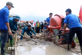 Làm đường giao thông nông thôn vào thôn Khâm Dưới, xã Nậm Chày, huyện Văn Bàn, tỉnh Lạng Sơn do Ban Chỉ huy quân sự tỉnh Lào Cai phối hợp với Ủy ban Mặt trận Tổ quốc Việt Nam và các đoàn thể chính trị-xã hội của tỉnh phát dộng. (Ảnh: Quốc Khánh/TTXVN)
