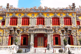 Trang trí phía trước của Điện Kiến Trung trong Đại Nội Huế được xem là kiệt tác của nghệ thuật khảm sành sứ. (Ảnh: Nguyên Lý/TTXVN)