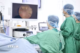 Nhân viên y tế Bệnh viện Đa khoa Gia Đình Đà Nẵng thực hiện điều trị phì đại tuyến tiền liệt lành tính bằng công nghệ hơi nước Rezum cho bệnh nhân mắc Parkinson. (Ảnh: TTXVN phát)