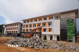 Trường Nội trú liên cấp Tiểu học và Trung học Cơ sở Sơn Thủy dự kiến sẽ hoàn thành trước năm học mới. (Ảnh: Nguyễn Nam/TTXVN)