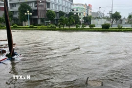 Tại Thanh Hóa vẫn đang mưa to, trên các tuyến đường bị ngập nước tiếp tục dâng cao. (Ảnh: Khiếu Tư/TTXVN)