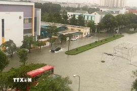 Khu vực Trường liên cấp Fansipan, phường Hạc Thành, tỉnh Thanh Hóa, ngập trong biển nước. (Ảnh: Khiếu Tư/TTXVN)