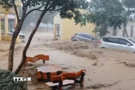 Nước lũ đổ về một số trường học ở các xã của tỉnh Sơn La. (Ảnh: TTXVN phát)