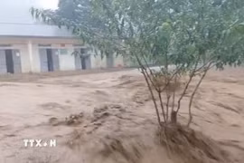 Nước lũ đổ về một số trường học ở các xã của tỉnh Sơn La. (Ảnh: TTXVN phát)