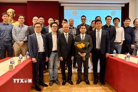 Các thành viên Mạng lưới chuyên gia năng lượng hạt nhân người Việt Nam ở nước ngoài chụp ảnh lưu niệm. (Ảnh : Thu Hà/TTXVN)