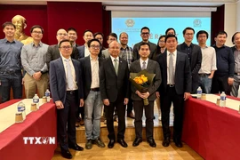 Các thành viên Mạng lưới chuyên gia năng lượng hạt nhân người Việt Nam ở nước ngoài chụp ảnh lưu niệm. (Ảnh : Thu Hà/TTXVN)