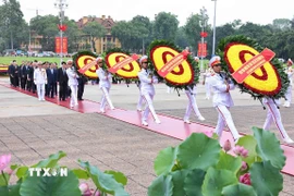 Đoàn đại biểu lãnh đạo, nguyên lãnh đạo Đảng, Nhà nước đặt vòng hoa và vào Lăng viếng Chủ tịch Hồ Chí Minh. (Ảnh: Minh Đức/TTXVN)