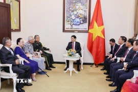 Chủ tịch nước Lương Cường với đại diện gia đình nhân sỹ hữu nghị - tướng lĩnh cách mạng, chuyên gia, cố vấn Trung Quốc từng tham gia giúp đỡ Việt Nam. (Ảnh: Lâm Khánh/TTXVN)