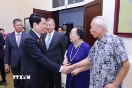 Chủ tịch nước Lương Cường với đại diện gia đình nhân sĩ hữu nghị - tướng lĩnh cách mạng, chuyên gia, cố vấn Trung Quốc từng tham gia giúp đỡ Việt Nam. (Ảnh: Lâm Khánh/TTXVN)