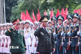 Bộ trưởng Bộ Quốc phòng Phan Văn Giang và Bộ trưởng Quốc phòng Azerbaijan Zakir Hasanov duyệt đội Danh dự Quân đội Nhân dân Việt Nam. (Ảnh: Trọng Đức/TTXVN)