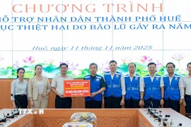Đại diện lãnh đạo Thành phố Hồ Chí Minh trao 20 tỷ đồng hỗ trợ người dân Huế khắc phục hậu quả bão lũ. (Ảnh: Văn Dũng/TTXVN)