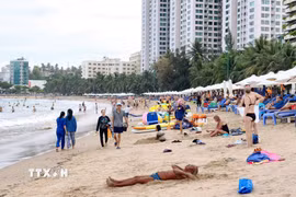 Biển Hòn Chồng (phường Bắc Nha Trang, Khánh Hòa) là điểm đến được du khách trong nước và quốc tế yêu thích. (Ảnh: Nguyễn Thành/TTXVN)