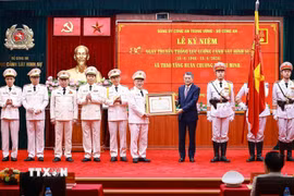 Thủ tướng Lê Minh Hưng trao Huân chương Hồ Chí Minh cho lực lượng Cảnh sát Hình sự. (Ảnh: Dương Giang/ TTXVN)