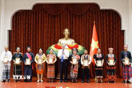 Tổng Bí thư, Chủ tịch nước Tô Lâm tặng chân dung Chủ tịch Hồ Chí Minh cho các già làng, trưởng bản, nghệ nhân, người có uy tín tiêu biểu toàn quốc. (Ảnh: Thống Nhất/TTXVN)