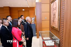 Chủ tịch Quốc hội kiêm Chủ tịch Hạ viện Vương quốc Thái Lan Sophon Zaram thăm phòng Truyền thống và Bảo tàng Quốc hội Việt Nam. (Ảnh: Doãn Tấn/TTXVN)