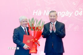 Tổng Bí thư Tô Lâm trao Quyết định của Bộ Chính trị phân công, chỉ định đồng chí Đỗ Văn Chiến giữ chức Phó Bí thư Thường trực Đảng uỷ Quốc hội. (Ảnh: Thống Nhất/ TTXVN)