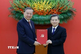 Tổng Bí thư Tô Lâm trao Quyết định của Bộ Chính trị điều động, phân công, bổ nhiệm đồng chí Lê Minh Trí giữ chức Phó Trưởng Ban Thường trực Ban Nội chính Trung ương. (Ảnh: Thống Nhất/TTXVN)