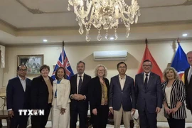 Đại sứ Phạm Hùng Tâm (thứ tư từ phải sang) và bà Sharon Claydon - Phó Chủ tịch Quốc hội Australia (thứ năm từ phải sang) cùng các thành viên nòng cốt sáng lập Hội Nghị sỹ Hữu nghị Australia-Việt Nam (Ảnh: TTXVN phát)