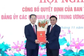 Đồng chí Trần Cẩm Tú, Ủy viên Bộ Chính trị, Thường trực Ban Bí thư, Bí thư Đảng ủy các cơ quan Đảng Trung ương trao quyết định chỉ định Bí thư Đảng ủy Tòa án Nhân dân Tối cao nhiệm kỳ 2025-2030 cho đồng chí Nguyễn Văn Quảng. (Ảnh: TTXVN phát)