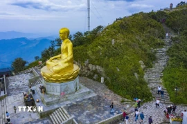Tượng Phật Hoàng Trần Nhân Tông được đúc bằng đồng nguyên khối, cao 15m, nặng 138 tấn, tọa lạc trên đỉnh An Kỳ Sinh (Yên Tử, Quảng Ninh) có độ cao 900m so với mặt nước biển. (Ảnh: Minh Đức/TTXVN)