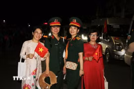 Dù đoàn tàu cập bến từ 4 giờ 20 phút sáng, nhưng rất đông người dân ở Biên Hòa (Đồng Nai) đã có mặt tại sân ga để chào đón các chiến sỹ trong đoàn Nghi lễ của Quân đội. (Ảnh: Lê Xuân/TTXVN)