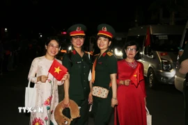 Dù đoàn tàu cập bến từ 4 giờ 20 phút sáng, nhưng rất đông người dân ở Biên Hòa (Đồng Nai) đã có mặt tại sân ga để chào đón các chiến sỹ trong đoàn Nghi lễ của Quân đội. (Ảnh: Lê Xuân/TTXVN)