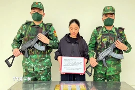 Phạm Thị Vân Anh, sinh năm 1984, trú tại khu Nam Thọ (phường Trà Cổ, thành phố Móng Cái, tỉnh Quảng Ninh) cùng tang vật là 4kg vàng tại cơ quan chức năng. (Ảnh: TTXVN phát)