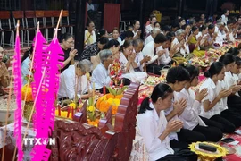 Sene Dolta là một lễ lớn trong năm của đồng bào Khmer, thể hiện sự hiếu đạo của con cháu, những người còn sống đối với tổ tiên, ông bà, những người thân đã khuất. (Ảnh: TTXVN phát)