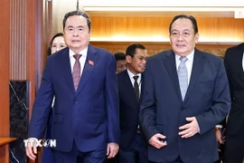 Chủ tịch Thượng viện Malaysia Dato' Awang Bemee Awang Ali Basah đón Chủ tịch Quốc hội Trần Thanh Mẫn. (Ảnh: Doãn Tấn/TTXVN)