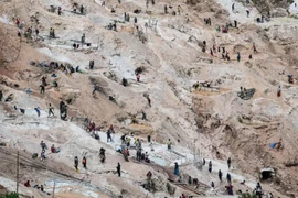 Công nhân khai thác mỏ ở Cộng hòa Dân chủ Congo. (Nguồn: AP)