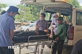 Một bệnh nhân được chuyển viện điều trị tại Bệnh viện Đa khoa tỉnh Quảng Trị. (Ảnh: TTXVN phát)