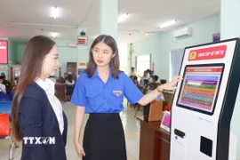 Người dân được hướng dẫn tận tình khi đến giải quyết thủ tục hành chính tại Trung tâm Phục vụ Hành chính công xã Bù Đăng, tỉnh Đồng Nai. (Ảnh: Nhật Bình/TTXVN)