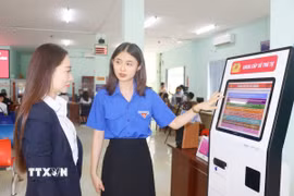 Người dân được hướng dẫn tận tình khi đến giải quyết thủ tục hành chính tại Trung tâm Phục vụ Hành chính công xã Bù Đăng, tỉnh Đồng Nai. (Ảnh: Nhật Bình/TTXVN)