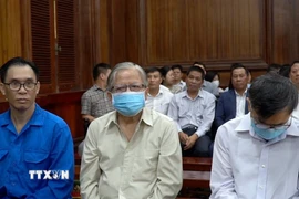 Các bị cáo Nguyên lãnh đạo Tổng Công ty lương thực miền Nam bị đưa ra xét xử. (Ảnh: TTXVN phát)