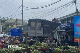 Vụ tại nạn giao thông nghiêm trọng xảy ra tại chợ Tân Long, thuộc thôn Long Hợp, xã Lao Bảo, tỉnh Quảng Trị khi một xe ôtô lao thẳng vào chợ chuối đông người khiến 3 người chết, nhiều người bị thương nặng. (Ảnh: TTXVN phát)